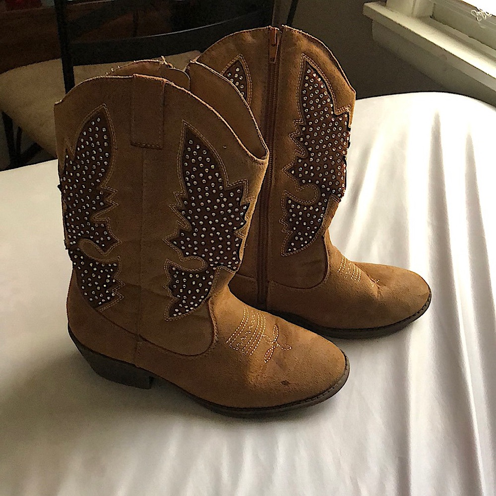 This is cowboy boots a little creased but will do u right Pretty good condition